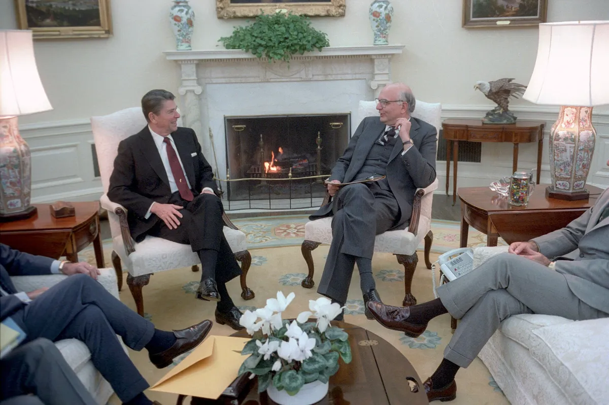 ประธานาธิบดีคนที่ 40 โรนัลด์ เรแกน (Ronald Reagan) หารือนโยบายการเงินกับวอลเคอร์ในห้องทำงานรูปไข่ 14 ธ.ค. 1981