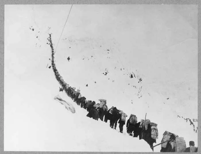 คนแบกของขึ้นยอด Chilkoot Pass ราวปี 1898