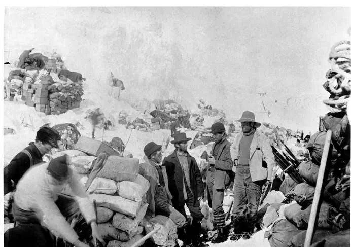 กองเสบียงที่ Chilkoot Pass ราวปี 1898