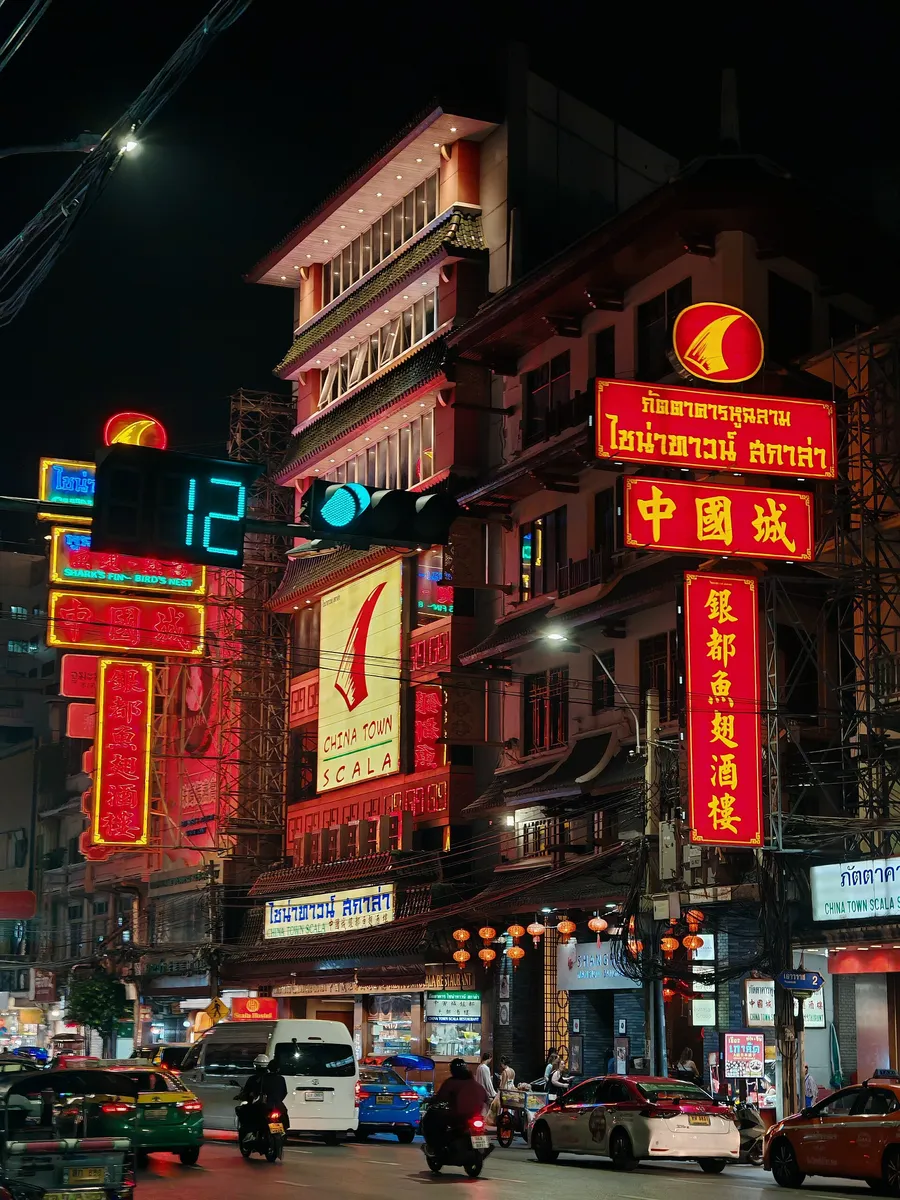 ถนนเยาวราชยามค่ำ ย่านร้านทองของกรุงเทพฯ