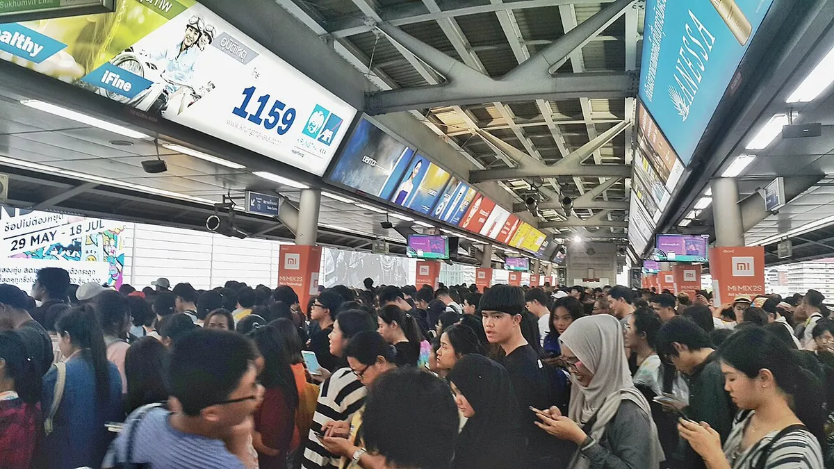ผู้โดยสารแน่นรถไฟฟ้า BTS กรุงเทพฯ