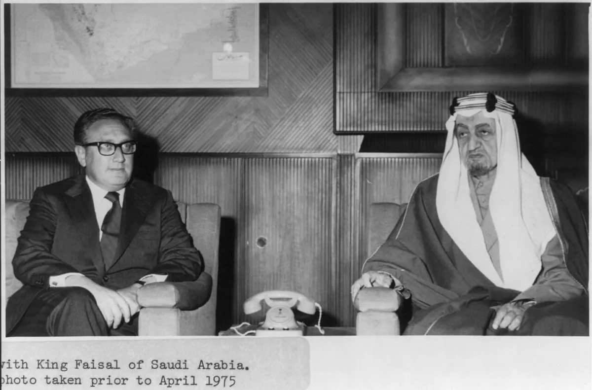 เฮนรี คิสซินเจอร์ กับกษัตริย์ไฟซาลแห่งซาอุดีอาระเบีย ก่อน เม.ย. 1975