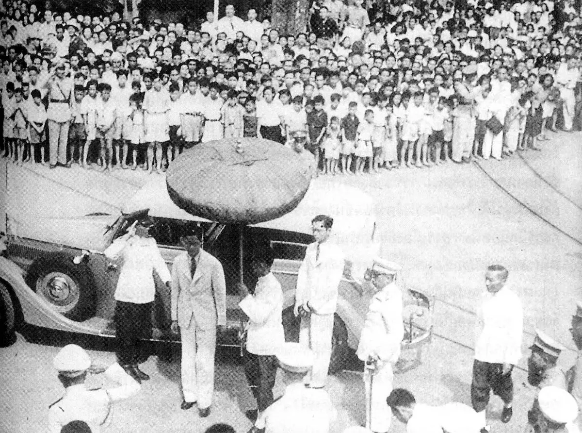 พระบาทสมเด็จพระปรมินทรมหาอานันทมหิดล รัชกาลที่ 8 (King Ananda Mahidol, Rama VIII) เสด็จเยือนย่านสำเพ็ง-เยาวราช ปี 1946
