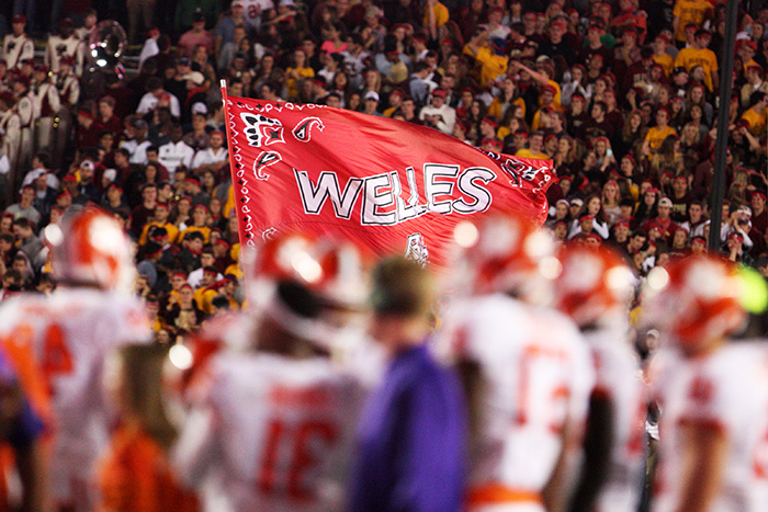 ธงสีแดงเขียน WELLES ในสนามกีฬาเพื่อรำลึกถึงเวลส์